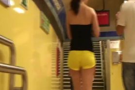 spanish teen candid booty in yellow shorts