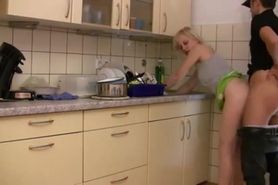 Junge Deutsch Blondine während Abwasch gefickt