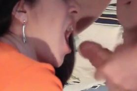 Hausfrau Jessy liebt eine groe Last von Sperma in den Mund