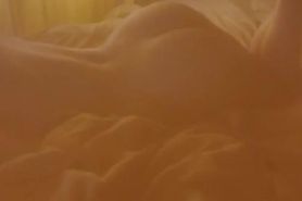 Demi Rose Mawby nue sur le lit