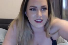 Hot woman dildoing pussy on cam live