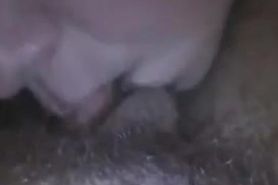 Une brunette suce un gros clitoris