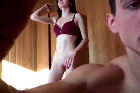Un russe de 18 ans filme sa copine de sa classe chez lui
