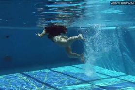 Spanish pornstar Diana Rius is horny in the pool