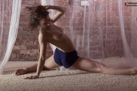 Tight pussy girl Razdery Noga stretching her legs