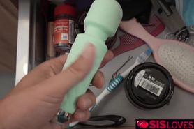 Nicky reach an amazing orgasms using a vibrator