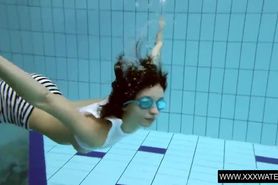 Vera Brass wet and horny in the swimming pool