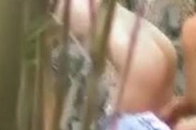 Couple etudiant asiatique filme en train de baiser dans la jungle