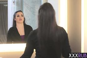 Lawyer MILF Lola Foxx enjoyed hot massage by sexy lesbian Sovereign Syre