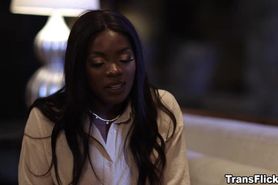 Sexy ebony Janelle Fennec slurp a transgender cock