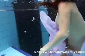 Aneta shows her gorgeous body underwater