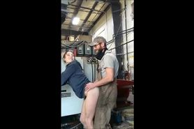Une meuf fait une pipe et se fait baiser par son mari sur son lieu de travail