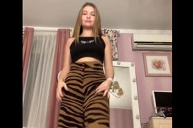 Wow! Webcam teen show her amazing ass!