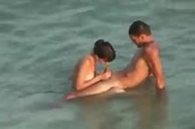 Espiando a pareja caliente en la playa privada