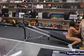 Ebony gym trainor screwed by pawn man