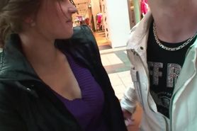 Teeny in der Mall angesprochen und von two Typen auf gefickt