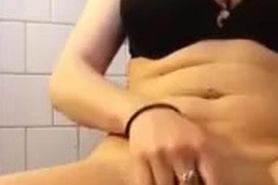 Camgirl in black bra masturbates in the bathroom