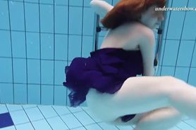 Juicy pussy Lenka swimming