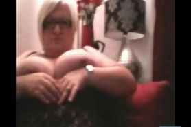 Mature BBW dildoes on camera