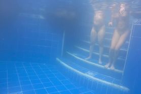 Sirenas en la piscina