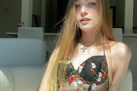 HORNY BLONDE SQUIRT ON CAM