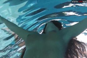 Sexy chick Diana Kalgotkina swims naked in the pool