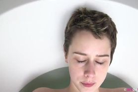 Short haired amateur has orgasm in bathtub