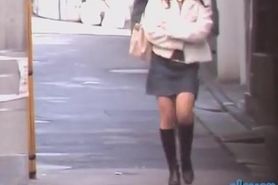 Public sharking video shows a sexy Japanese gal in a skirt