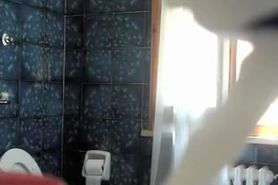 Teen pees and checks herself in mirror