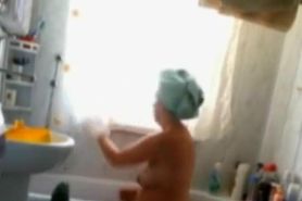 Friend's mother washes her seductive mature body in the bathtub