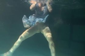 Big bouncing boobs underwater in the pool