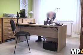 VIP4K. Adorable fille russe chevauche la bite d'un agent de crï¿½dit dans son bureau