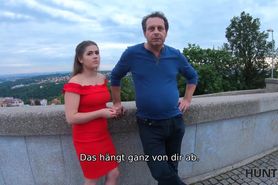 HUNT4K. Das Prager Mï¿½dchen in einem schï¿½nen roten Kleid zieht es mit Erlaubnis des Vaters gegen Bargeld aus