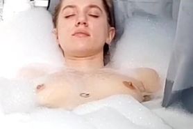 Kate Hypnotized in the bath
