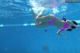 Russian pornstar Jessica Lincoln gets horny underwater