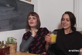 Heiße Deutsche dominiert ihre Freundin mit einem DIldo
