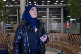 L'iranienne voilï¿½e Nadja se fait dï¿½foncer en anal dans les wc et dans un couloir pour payer l'avion