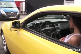 Ersties: Heiï¿½e Sonntagstour auf der Autobahn mit Milena in ihrem gelben Camaro