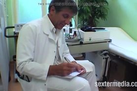 Perverser Landarzt fickt Patientin