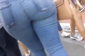 Amzing nrunette with bubble booty in tight jeans