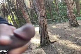 Cock Flash En El Parque Delante Una Asiatica