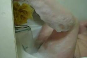 gordita se masturba en la ducha