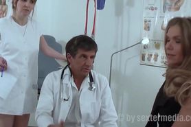 Doktor pisst Patientin voll