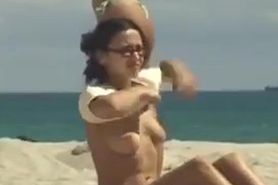 Candid beach camera filmed a horny bimbo