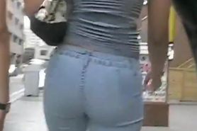 Hot street candid video of some plump rear ends