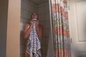 jovencita en la ducha