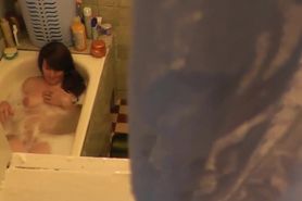 se masturbe dans sa baignoire