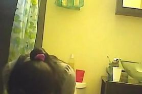 Amateur teen flashed her butt while pissing on toilet