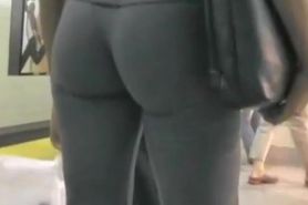 Perfect ass emphasized by a tight yoga pants in public voyeur video