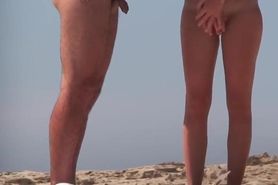 Rubia desnuda en la playa
